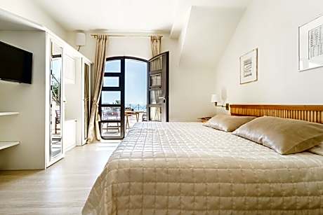 Studio with Sea View 3