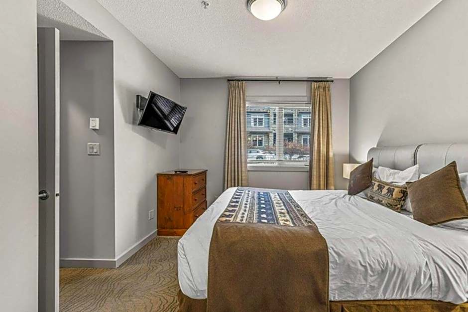 Rocky Mountain Getaway with Outdoor Heated Pool, 3 Hot Tubs, Gym, BBQ, Garage & 24 hour Reception near Banff