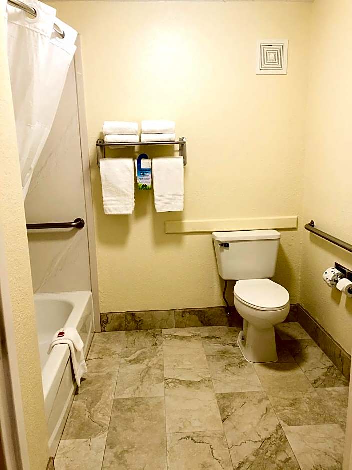Days Inn & Suites by Wyndham Navarre - near Beaches/Hurlburt