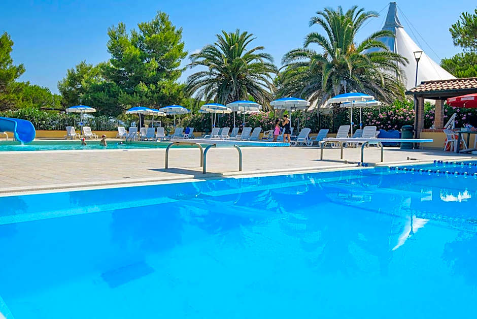 THR-ISA-Appartament plus with mezzanine, 4 beds, air conditioning and private outdoor area in Village with 6 swimming-pools