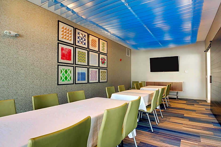 Holiday Inn Express & Suites Galesburg By IHG