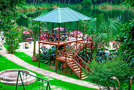 Bunyonyi Safaris Resort