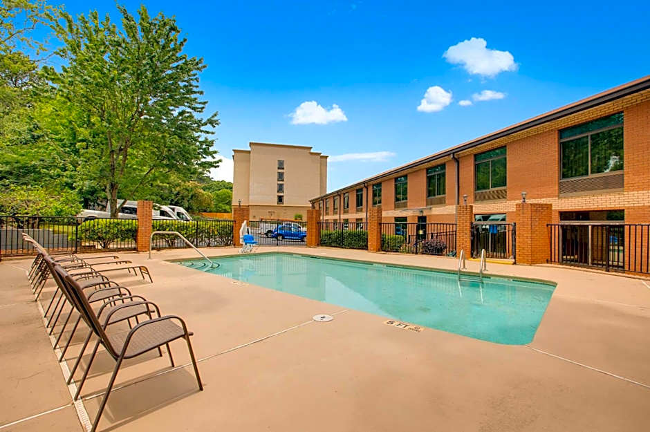 Clarion Pointe Atlanta Airport College Park
