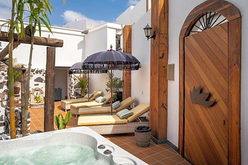 El Charco Suites