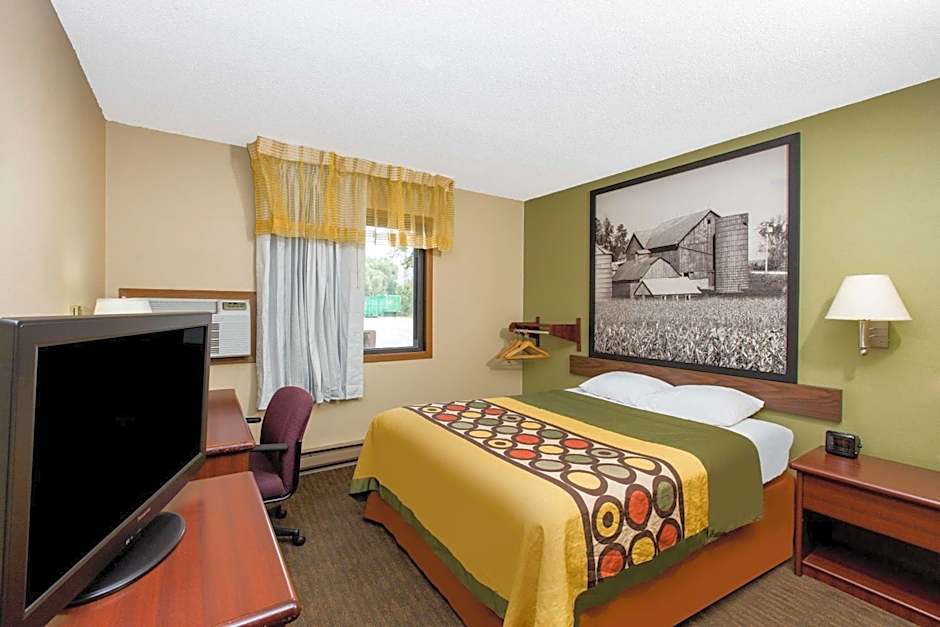 Super 8 by Wyndham Fairmont