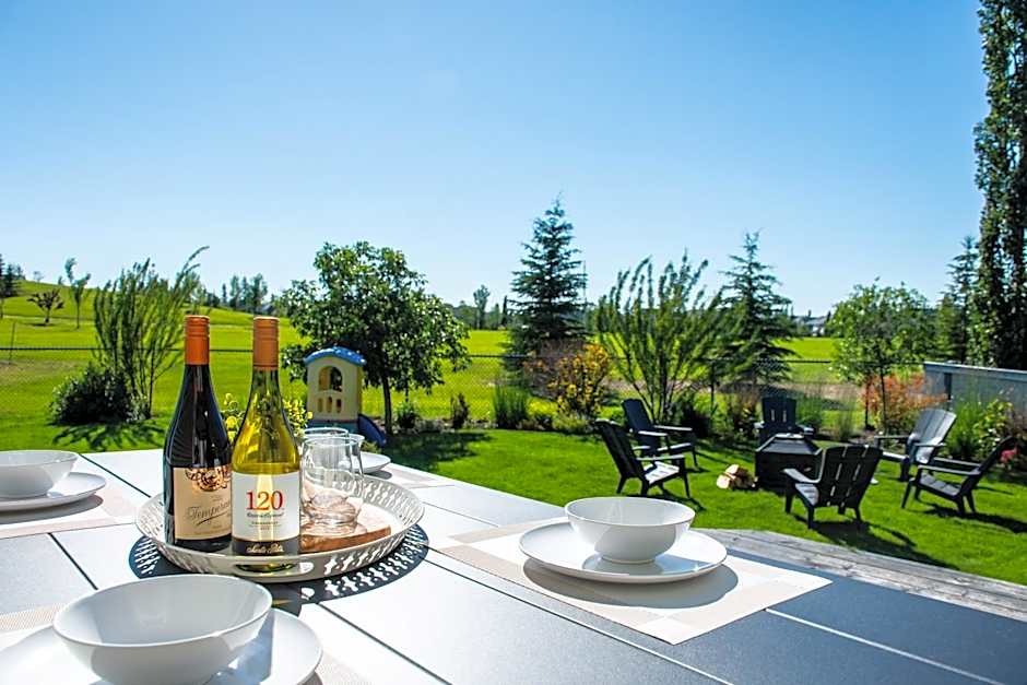 Amazing Luxe Home, AC, HUGE Yard, FirePit, Pet Friendly, Sleeps 10!