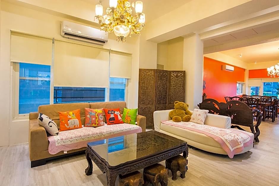 Colorful Wooden Horse Homestay – Luodong, WV
