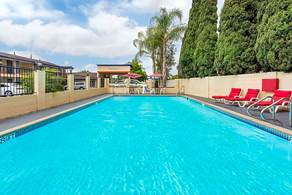 Casa Blanca Hotel & Suites Orange SR-55 Freeway, Near Honda Center, Chapman University, Disneyland