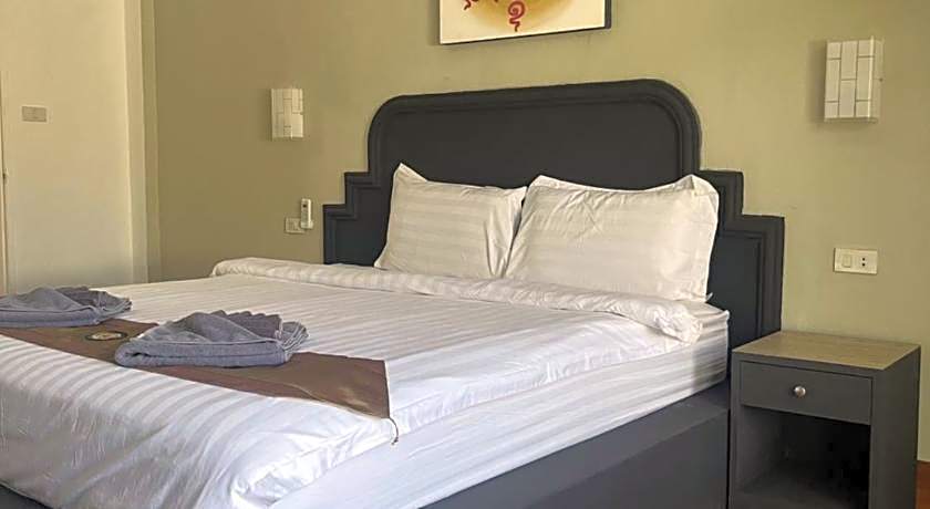 Tropical Palm Resort.