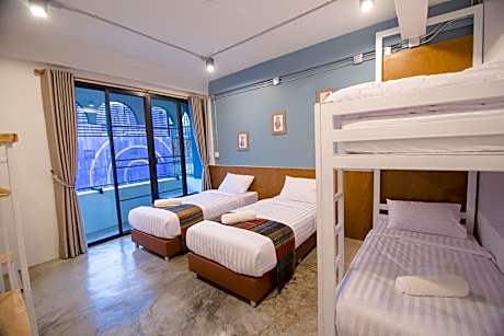 Room with 4 Beds, Air Conditioning and Balcony