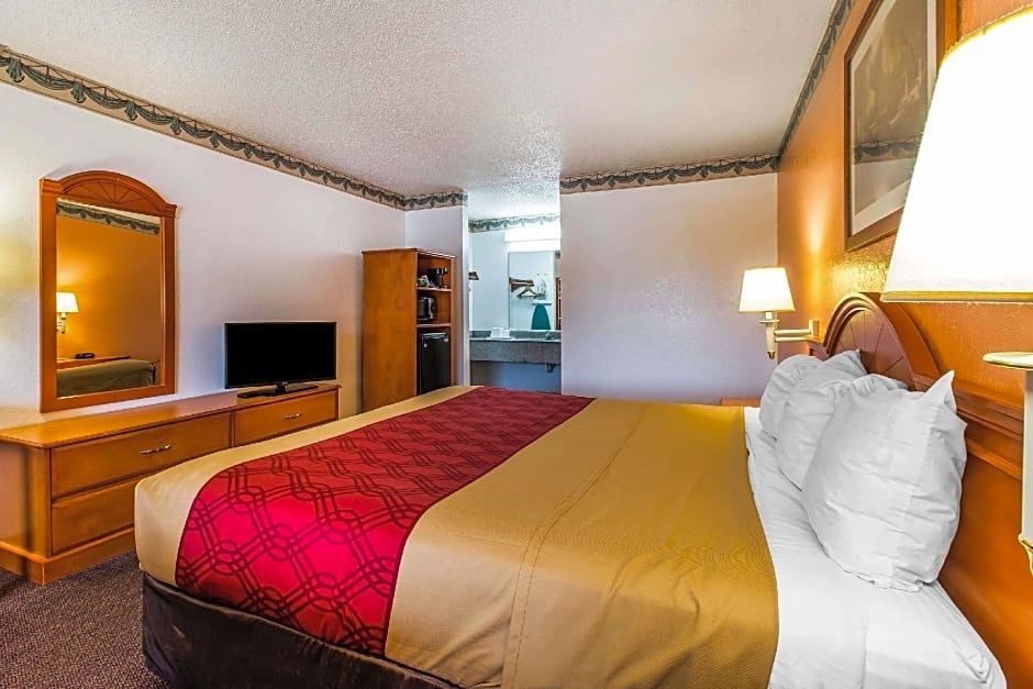 Econo Lodge Inn & Suites
