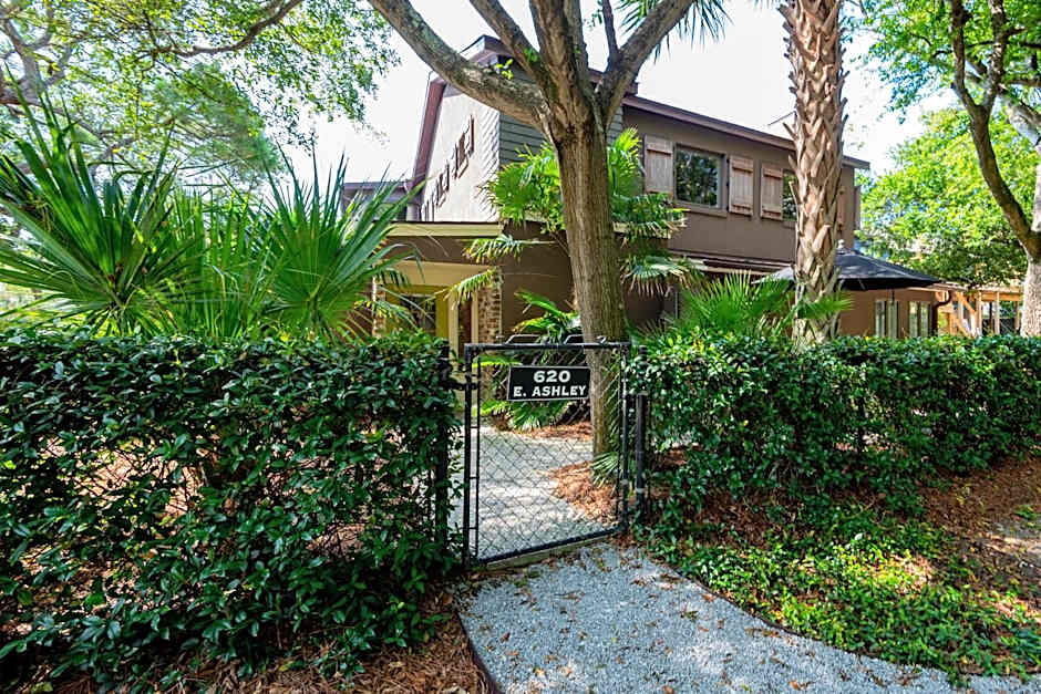 Folly Vacation 620 apartment w/bonus room, one block to the beach & pet friendly