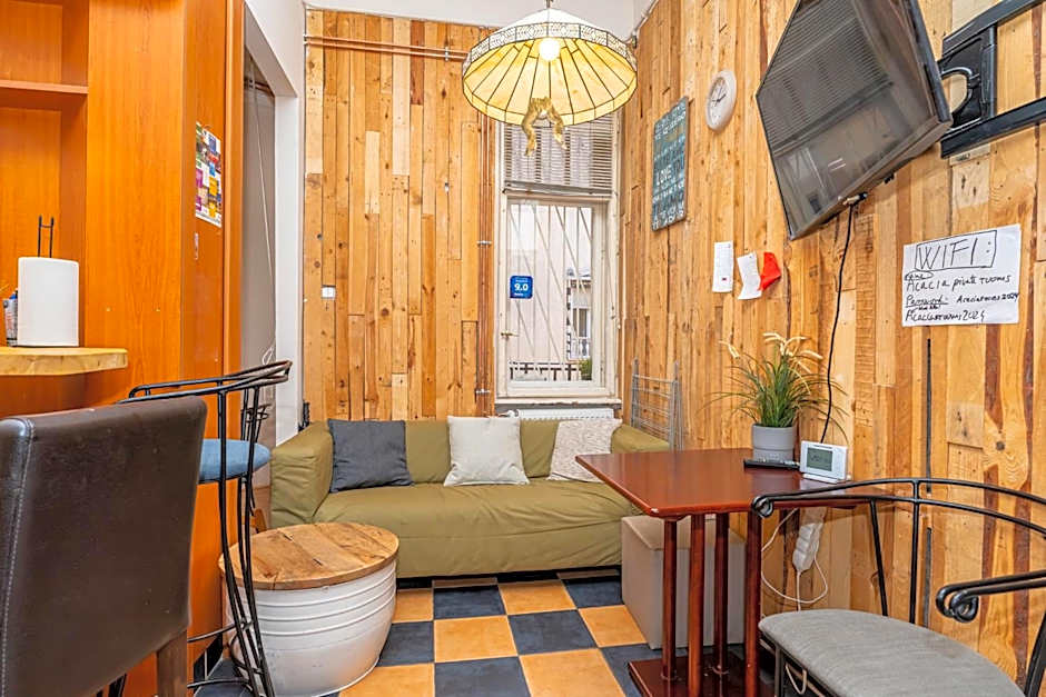 Acacia Private Rooms & Studios