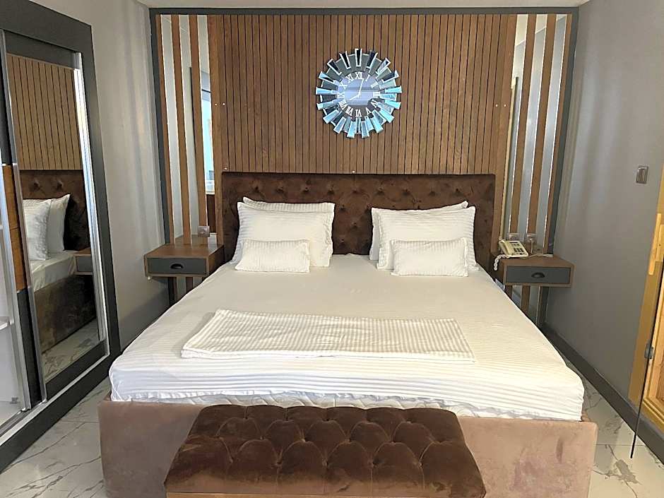 Photo 1 of 8 of 1 Queen Bed