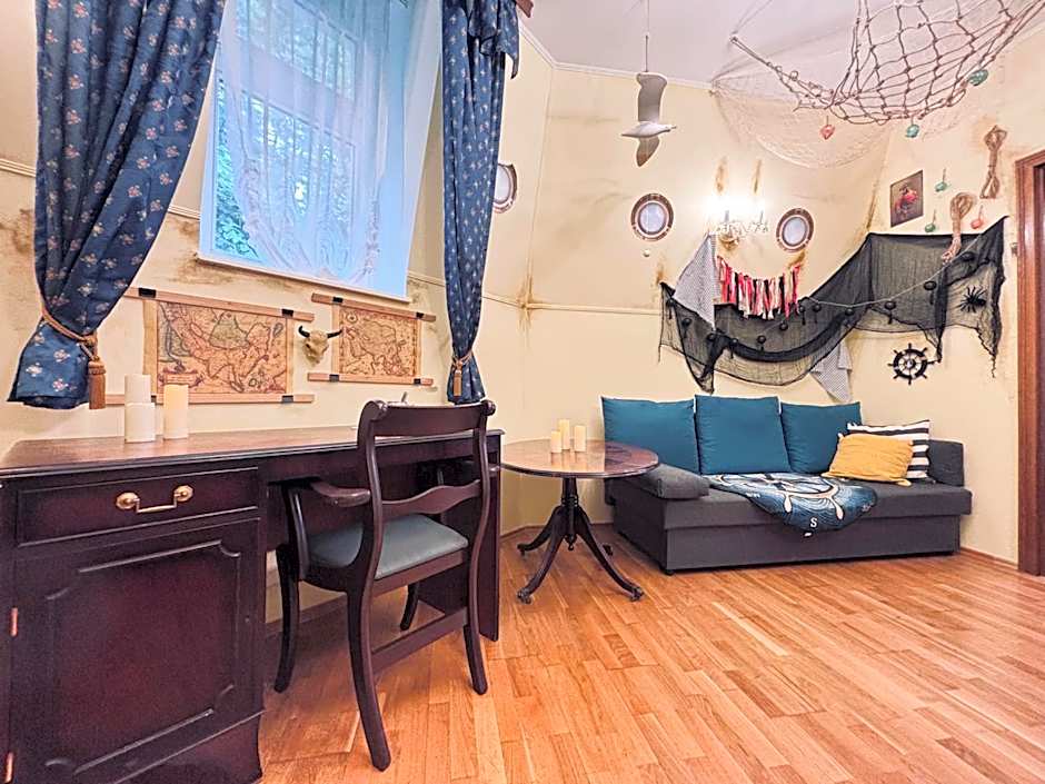 Pirate Family, Theme Room, Free Parking