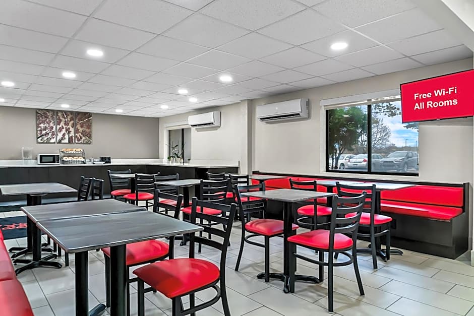 HomeTowne Studios by Red Roof Flint