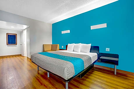 1 King Bed | Mobility Access RI Shwr Smk
