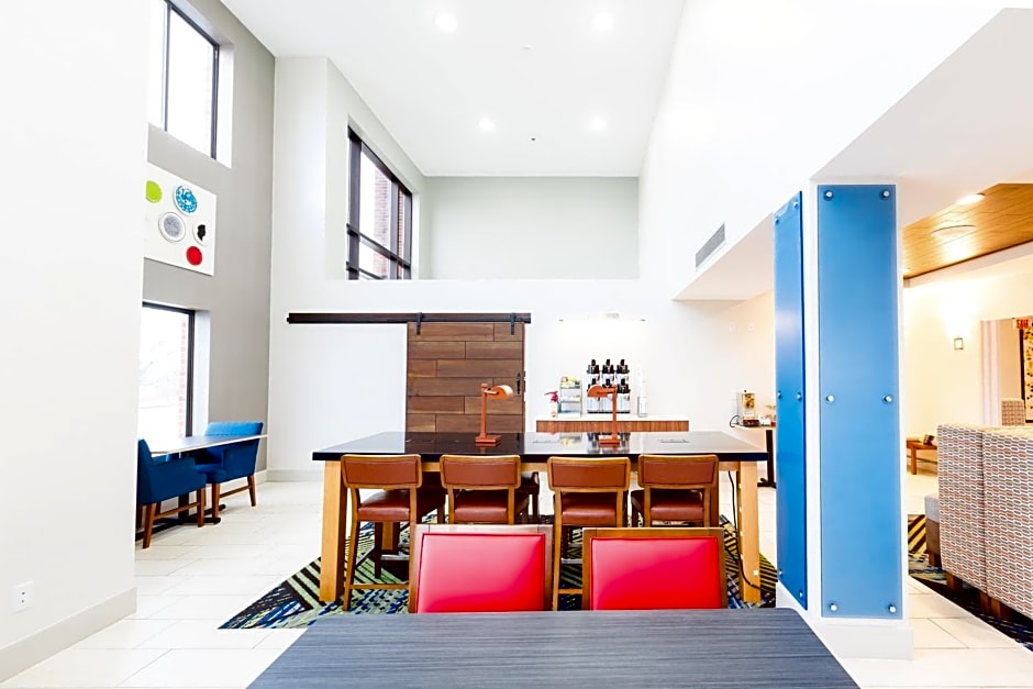 Holiday Inn Express & Suites Shelbyville, an IHG Hotel