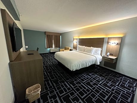King Room with Roll-in Shower - Mobility Access/Non-Smoking