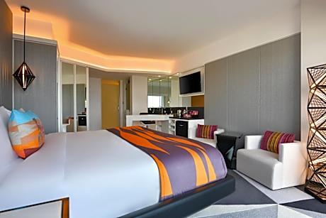 Deluxe Guest Room, City View, 1 King Bed, High Floor, 20th floor and above