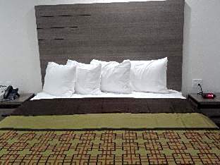 King Suite with Roll-In Shower and Kitchenette - Disability Access/Non-Smoking