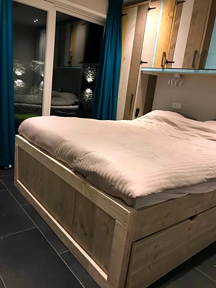 Gezond aan Zee, vakantiewoning, aangrenzende wellnesstuin faciliteiten privé te huur met sauna en 5 persoons jacuzzi