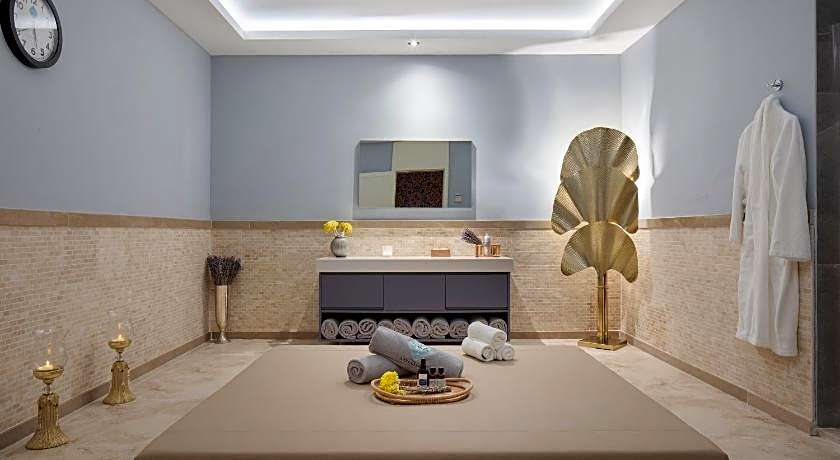 Nirvana Cosmopolitan Hotel - Convention & Sports Center
