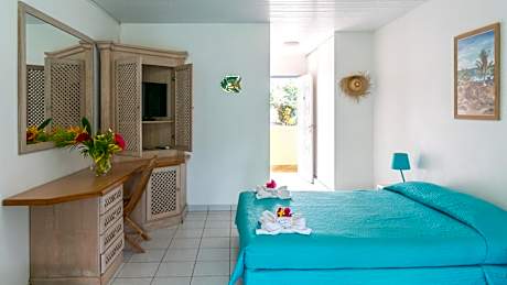 Studio with Exterior Kitchenette and Garden View