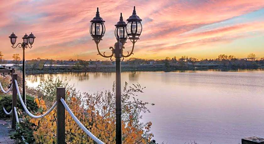Best Western Plus Lake Front Hotel