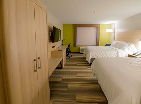Standard Queen Room with Two Queen Beds and Mobility Accessible Tub