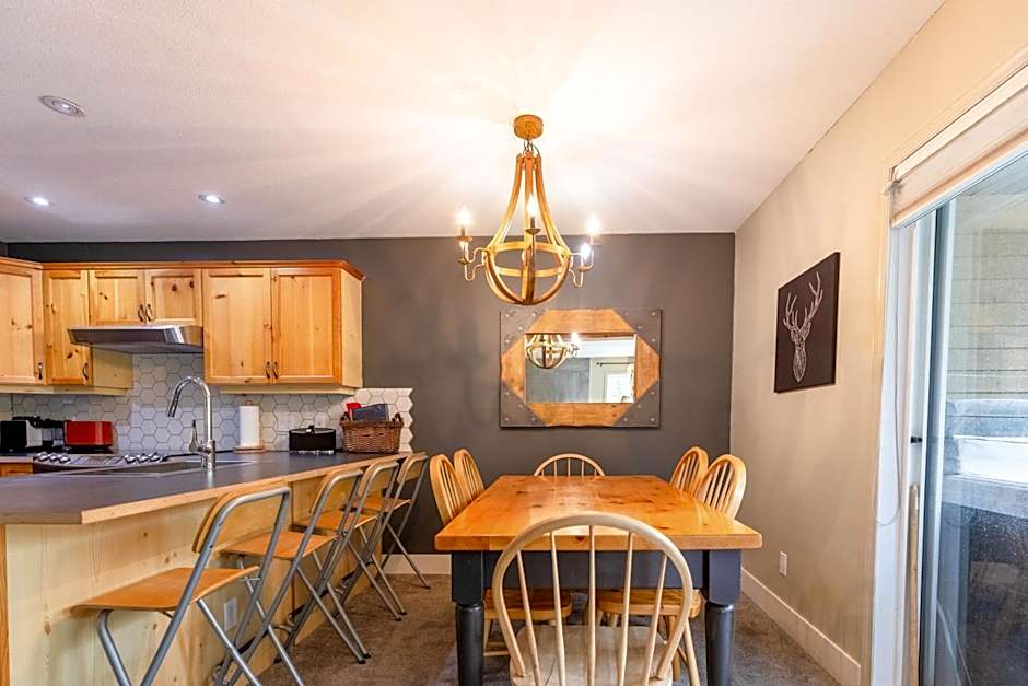 Ski In & 15 Minute Walk to the Lifts Hot Tub AC Pet Friendly