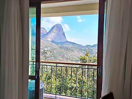 Vista para Pedra Azul e TV de 85''