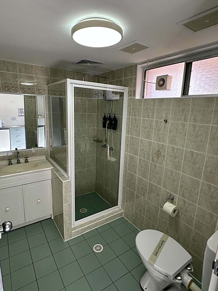 The Oaks Hotel Motel