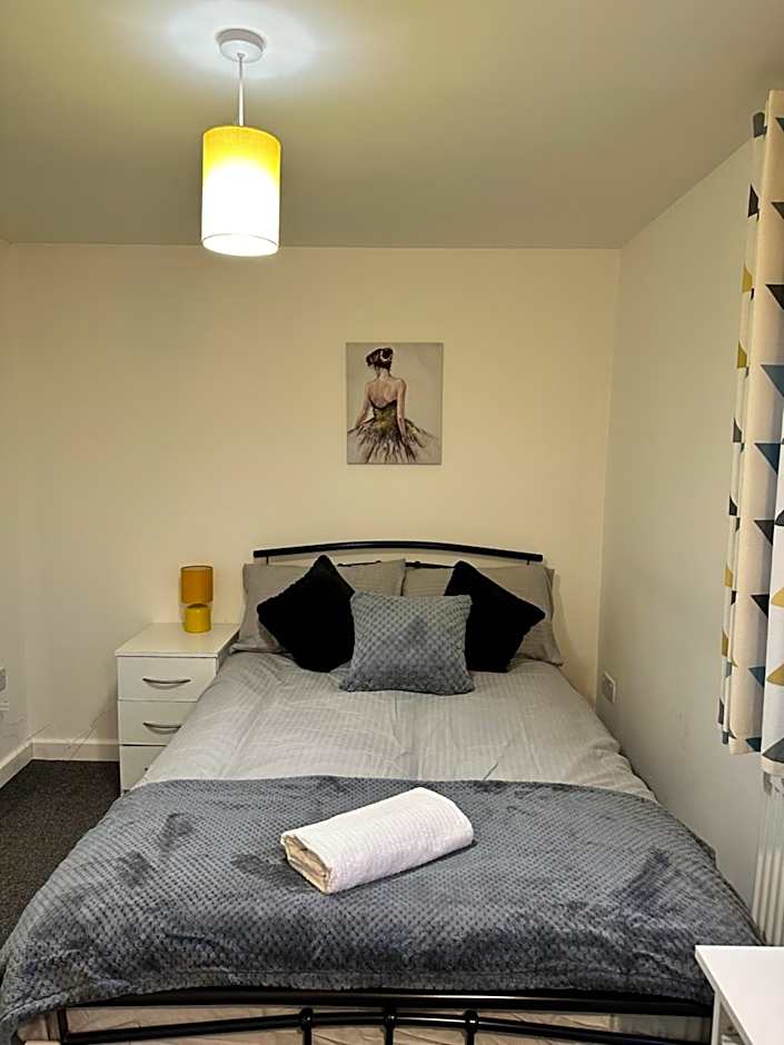 Lovely Town house Room 4