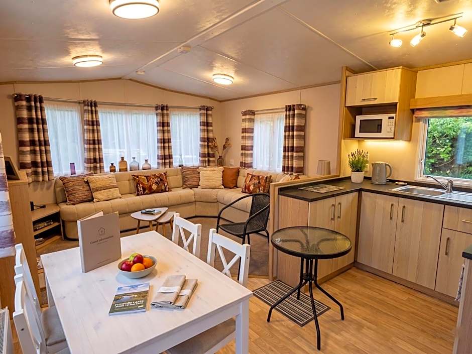 2 Bedroom Lakeview Lodge - Ensuite & Balcony Deck