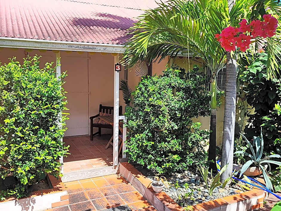 Appartement entier: chambre, cuisine + terrasse au calme sur jardin.