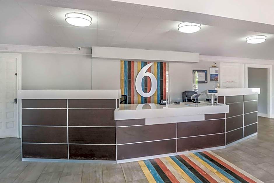 Motel 6 Dallas Market Center