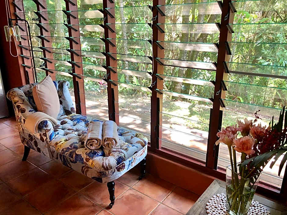 Gunnadoo Holiday Hut with Ocean Views and Jacuzzi