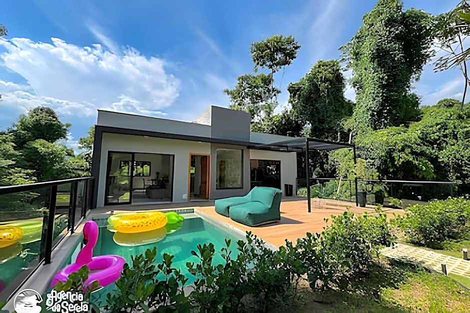 Casa em condomínio perto da Praia da Feiticeira