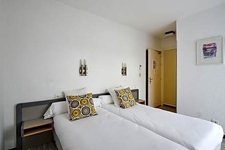 Comfort Twin Room with Balcony and Air Conditioning - Street side