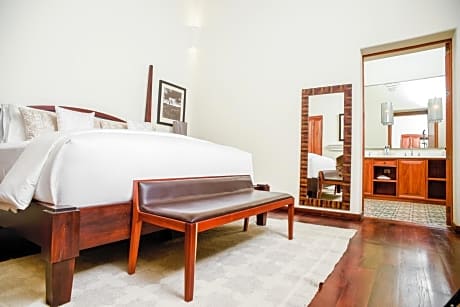 Deluxe King Suite