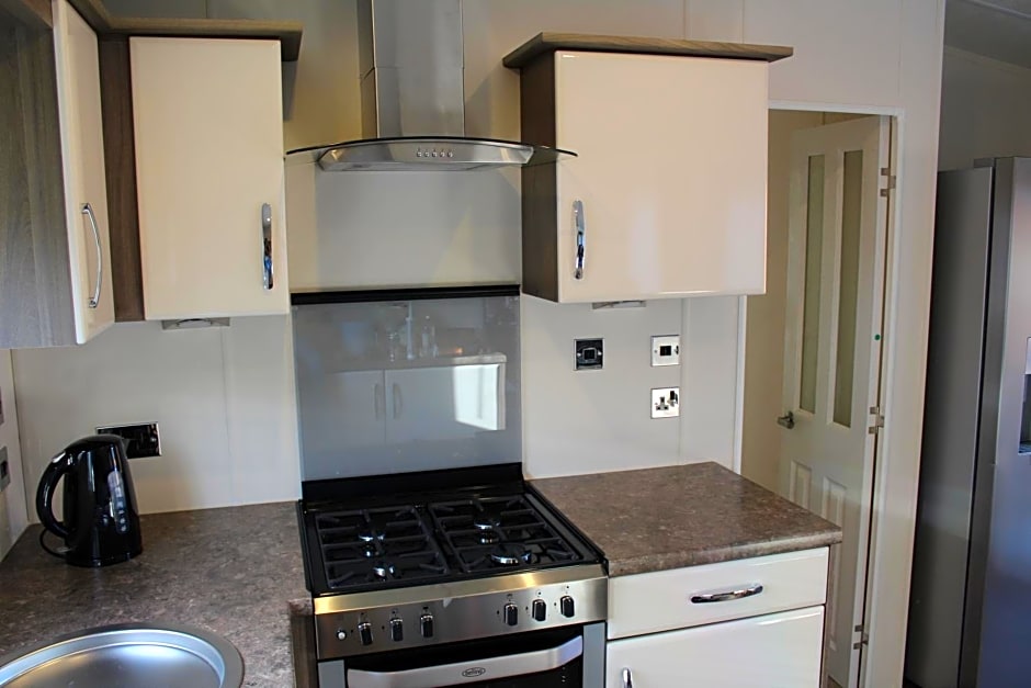 Moonlight Ridge -2 bedroom lodge with hot tub