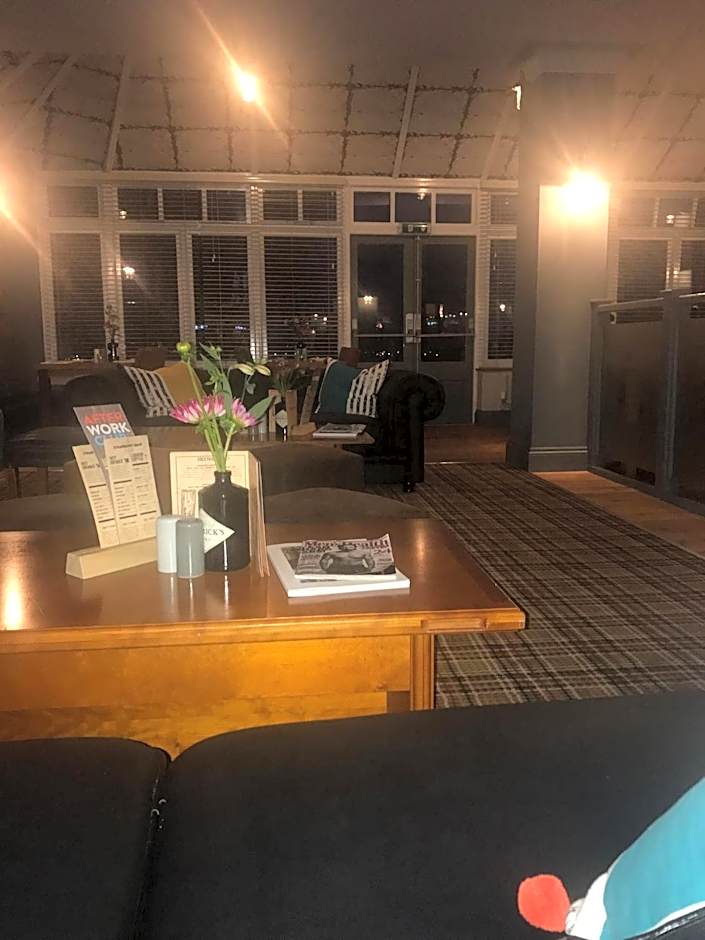 Strawberry Bank Hotel, NEC