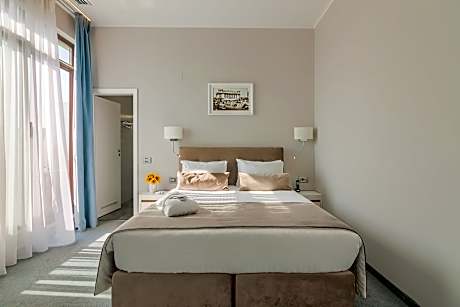 Deluxe Balcony Capacity 1