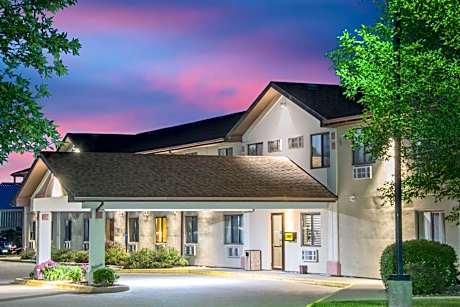 Super 8 by Wyndham Knoxville