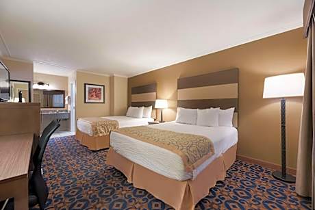 Two-Bedroom Queen Room with Three Queen Beds