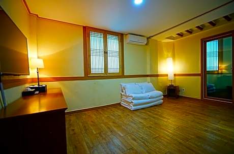 Jeonju Hanok Village Ghamyoungroo Hanok Hotel