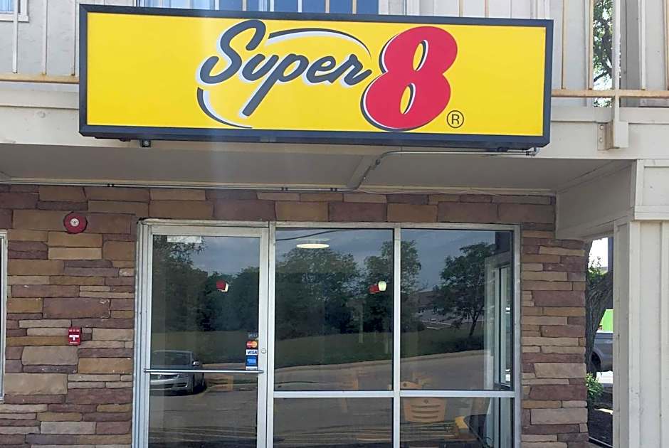Photo 1 of 50 of Super 8 by Wyndham Florence