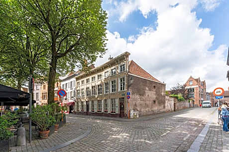 Quadruple Room with Private Bathroom