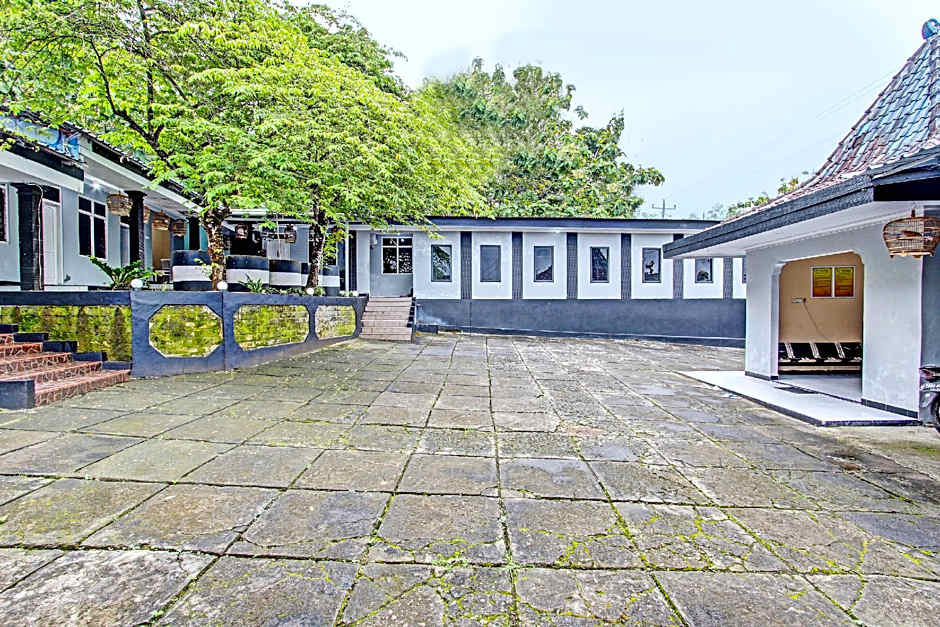 OYO 92287 Hotel Aji Mantoro